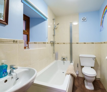 Farm Cottage - Kirkby-In-Furness - Ground Floor Bathroom