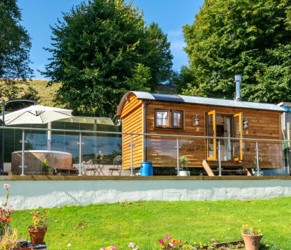 Honey Bee Shepherd's Hut - Hawkshead Glamping - Herdwick Cottages